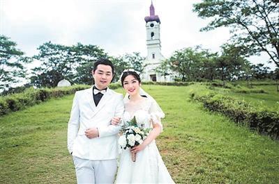 很多不熟悉他们的人,会想当然地以为"女的又老又丑"或者男的没什么