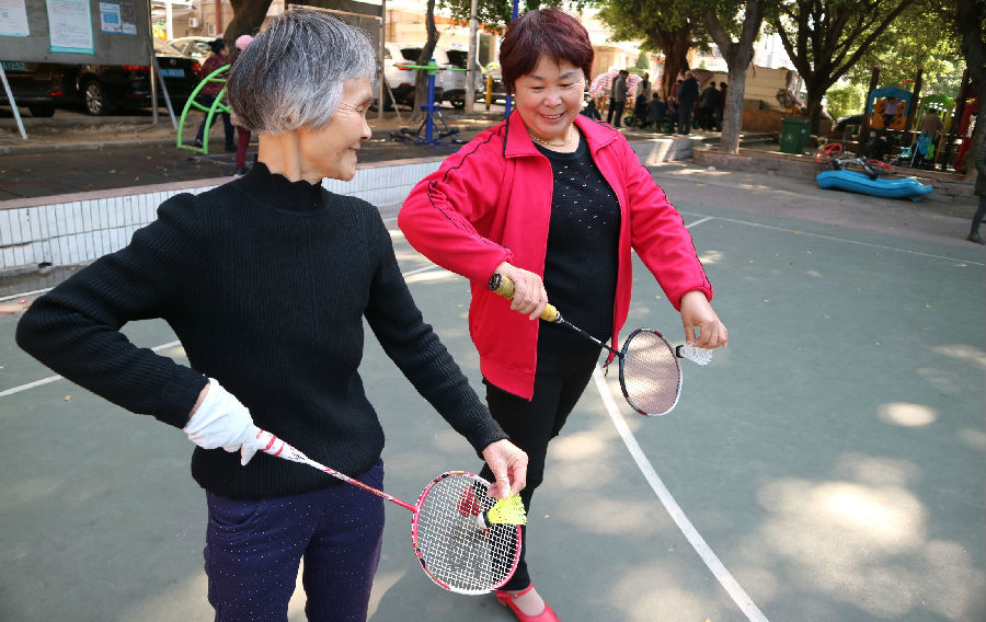 航城:鹤洲社区组织老年人学打羽毛球