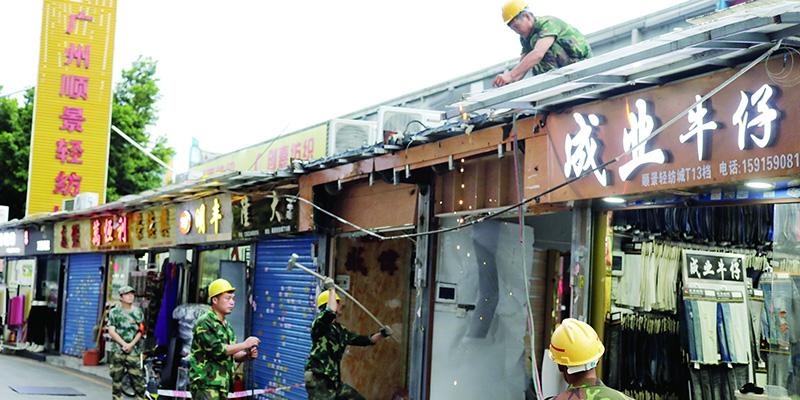 广州违建商铺横踞路中占道堵车 居民盼拆