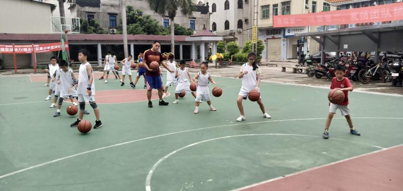 福永社区举办篮球、羽毛球培训活动