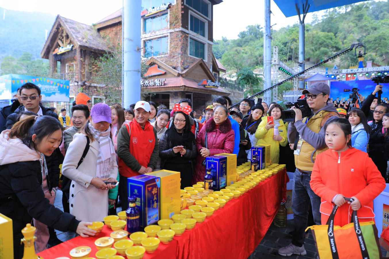 东部华侨城“山嗨迎新年”震撼跨年展豪情