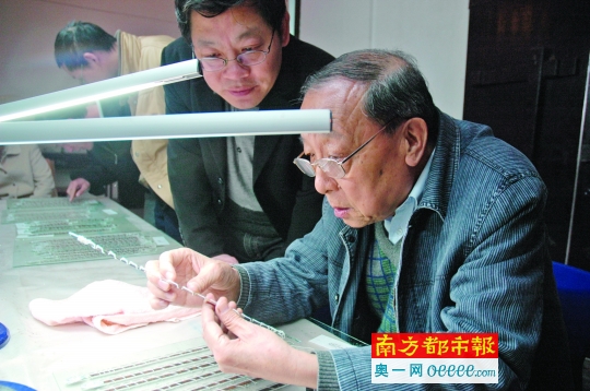 2008年4月13日,李学勤(右一)在岳麓书院研读秦简。其一生治学浩瀚、著作等身,被誉为中国20世纪“百科全书式的学者”。 新华社图