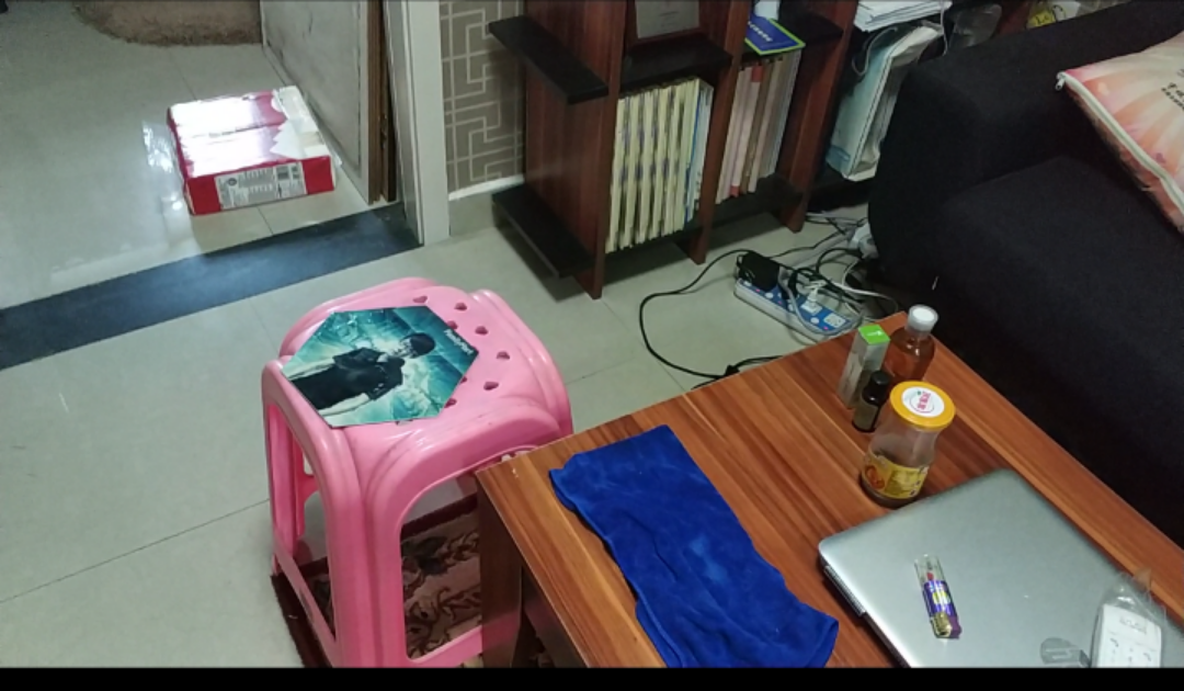 龙海家园公租房多处渗漏水 物管称楼上洗手间漏水导致