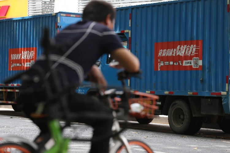 1-2018年5月7日，深圳北环大道辅道，路边停放的货拉拉车。南都记者刘有志摄.JPG