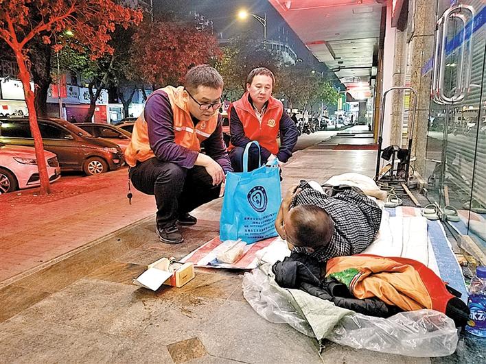 送爱送饺子,宝安劝流浪乞讨人员到救助站避寒