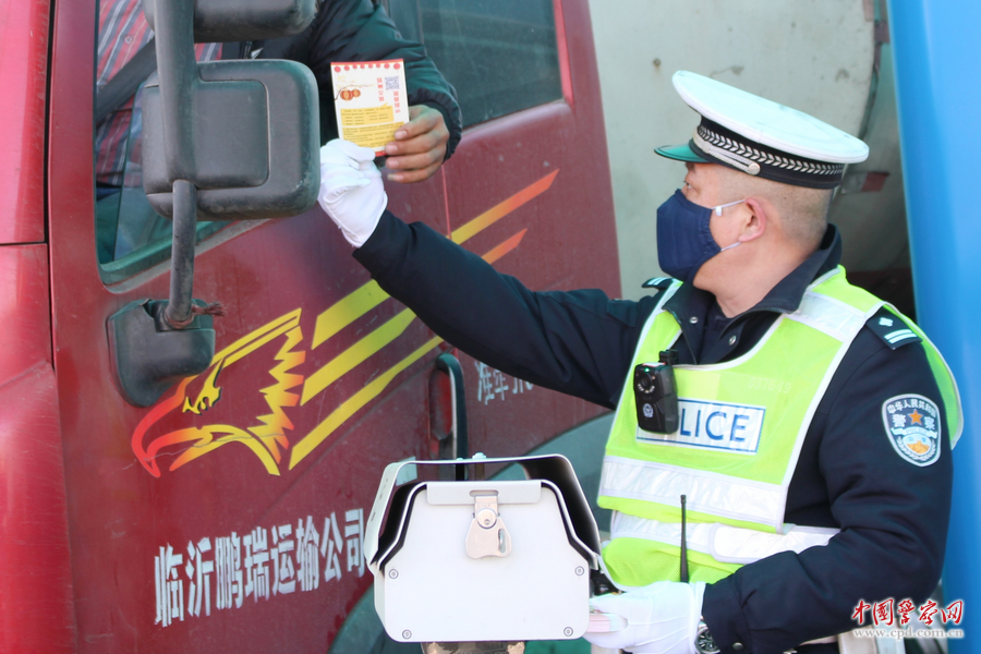 "   2月13日晚,江苏省徐州市公安局交警支队三堡公安检查站站长陈磊