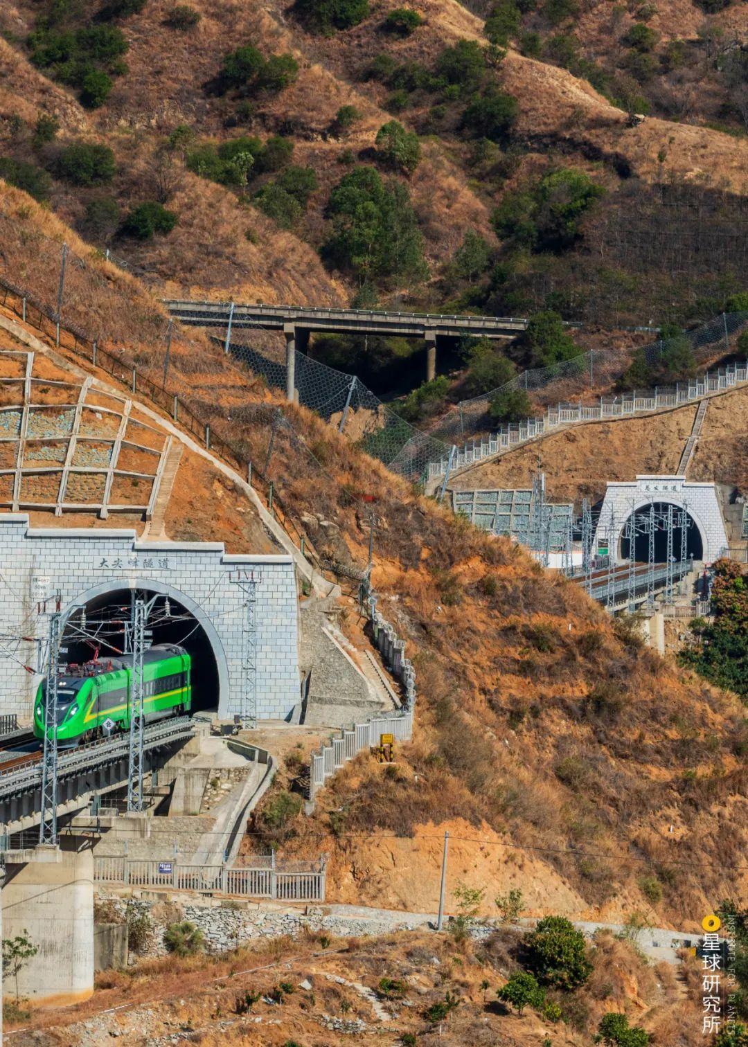 (请横屏观看,河南焦作云台山叠彩洞隧道,考眼力:图中有多少个隧道