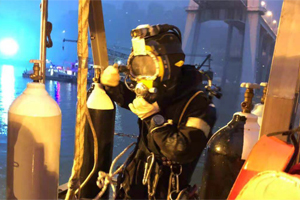 重庆万州坠江公交第3具遗体打捞出，18名深潜员用氦氧潜水作业