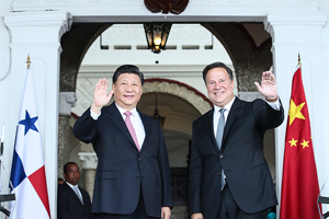 习近平和巴拿马总统巴雷拉共同会见出席中国－巴拿马经贸合作论坛的双方企业家代表