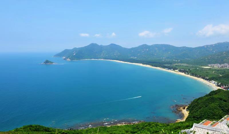 被风王山竹重创的深圳西涌海滩,损毁严重,台风过后一直处于封闭状态