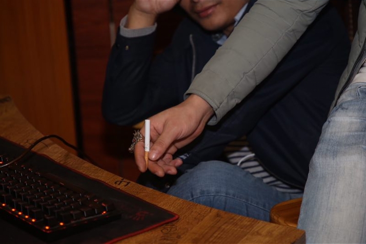 深圳网吧出现不明小钢盆网吧老板说是机器开关但被指撒谎