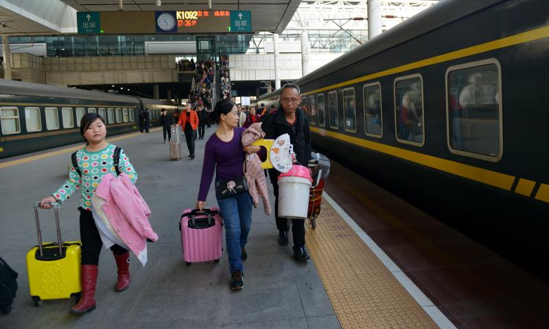 春运首日深圳东站发送旅客23万人次爱心候车室开放