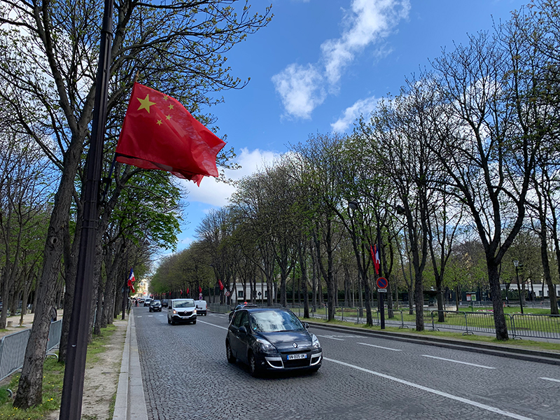 巴黎玛丽格尼大街上的中国国旗(央视记者段德文拍摄)