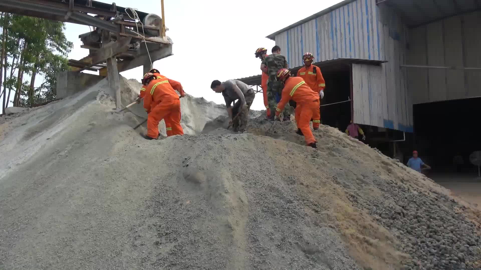 奇迹！中山发生沙土坍塌，工人被埋压，两小时后获救