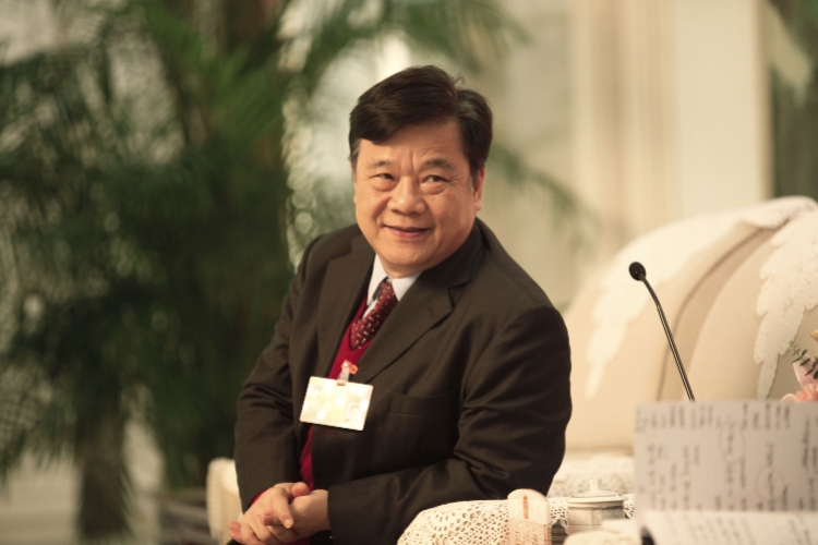 利用摸查深圳前常务副市长吕锐锋与房地产商问题线索职务便利,主动