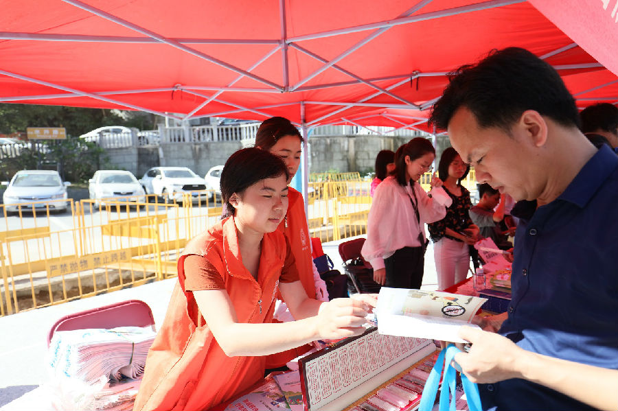 民勤四中举办应急救援物资捐献典礼暨防震减灾知识讲座