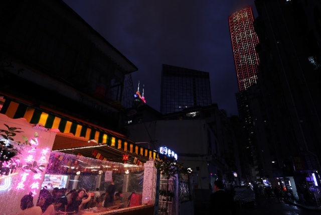 夜幕降临，南村的小店灯火与远处京基一百、地王大厦的灯光交相辉映。.jpg