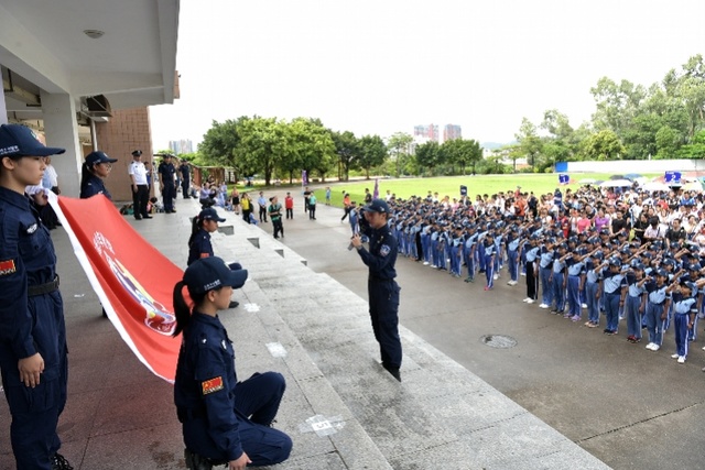 两千学生及家长参加深圳龙岗少年警营六一安全嘉年华