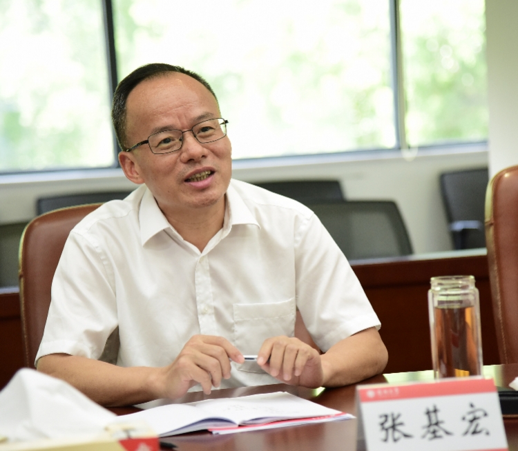 张基宏据悉,张基宏曾在深圳高校工作20余年,被外界评价领导经验丰富