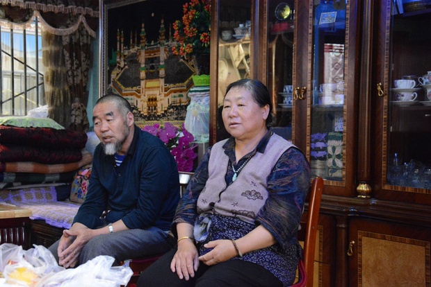 藏回联姻模范家庭 阿嘎马地(左)和白玛央金(右) 摄影 王嘉宁