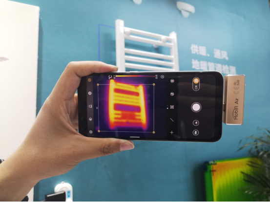 高德红外自主研发产品手机热像仪.高德红外供图