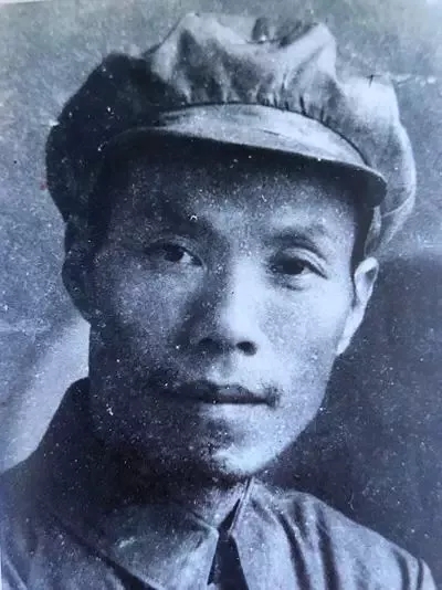 他,是《永不消逝的电波》中李侠原型李白的战友,负责上海党的地下组织