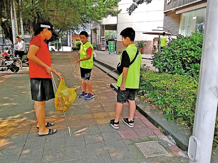 带,就会有身着"文明新安 共享家园"文明蒲公英志愿服务队队服的中学生