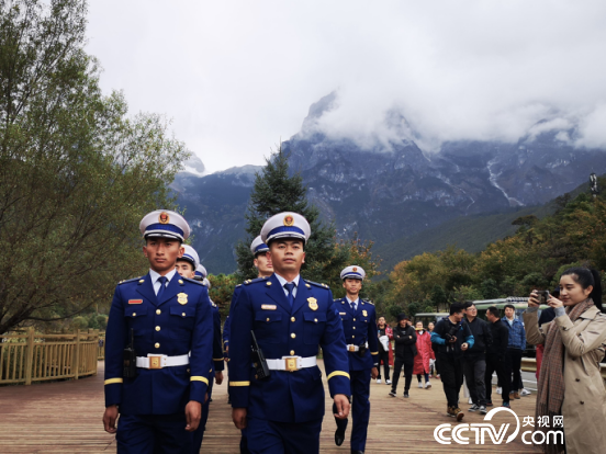 【火焰蓝一周年】玉龙雪山“守夜人”：驻防八年零火灾 怎么做到的？