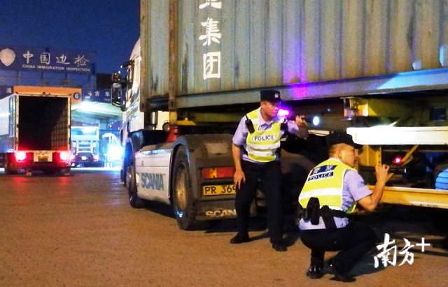 皇岗边检站民警夜间检查