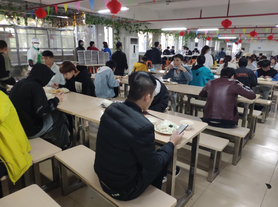 燕罗战疫厂区食堂品字形就餐严防飞沫感染