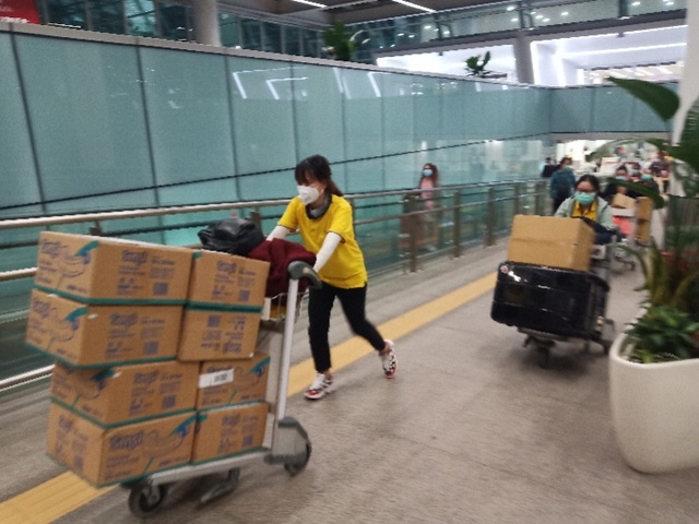 海外地毯式搜罗物资,深圳旅游人化身人肉运输机