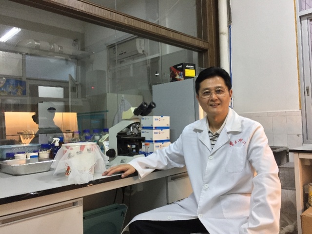 南方医科大学公共卫生学院副院长,长期从事媒介蚊虫及其传染病的防治研究的陈晓光教授。