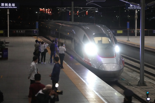 2月29日22点44分.由西安北开来的g839次复工专列抵达深圳北站.