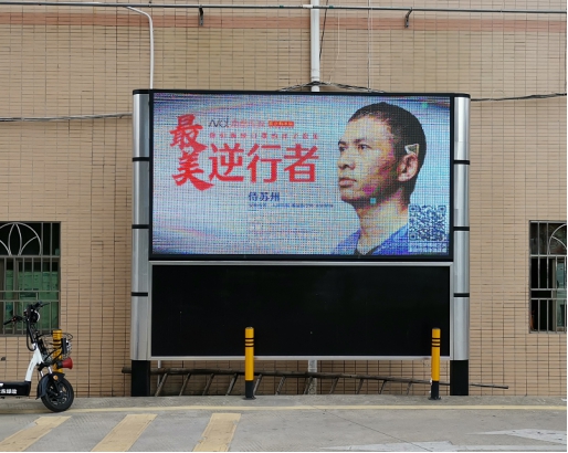 公交站牌“身高超支”：便民服务不该“触不行及”
