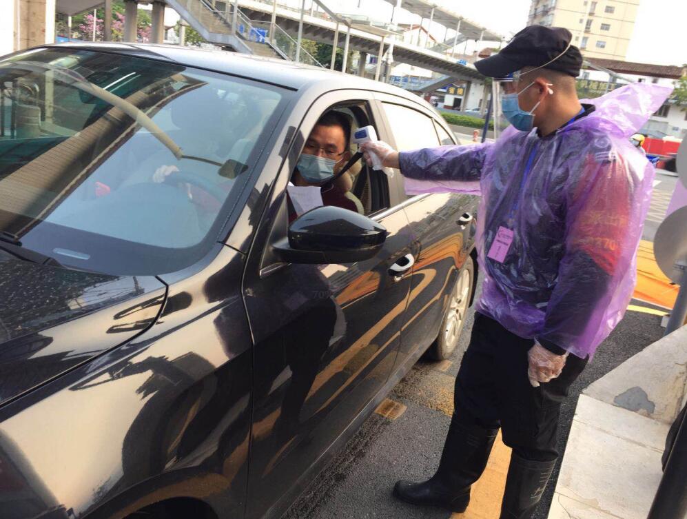 福城:治安员化身居民"防疫伞",撑起一片"安全天"