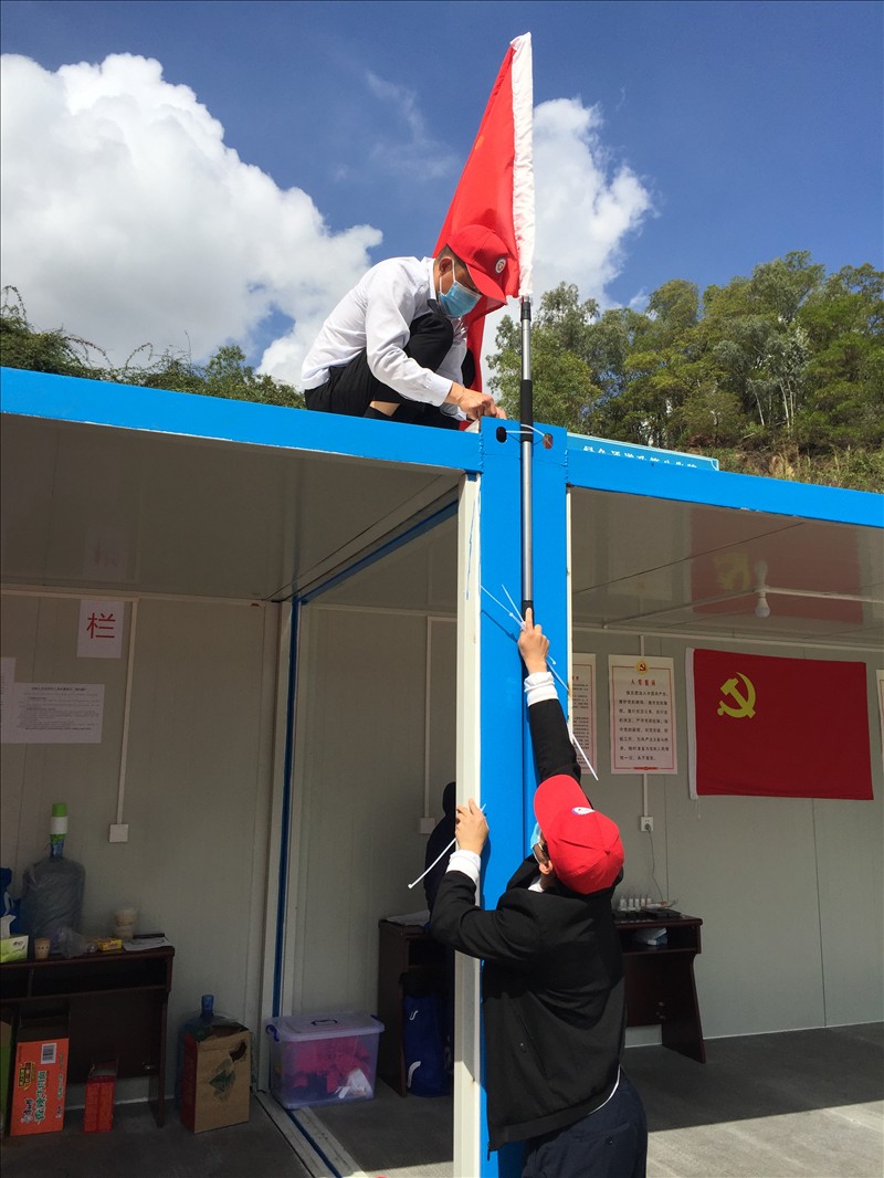 吕朝志协助悬挂党旗,让党旗飘扬在一线林利才担任站点班长,带队开展