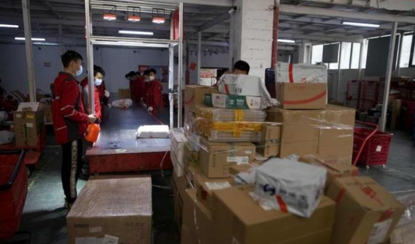 深圳电商平台下单量成倍增长,快递员成疫情期城市运转“摆渡人”