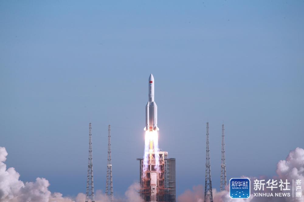 ↑5月5日,为我国载人空间站工程研制的长征五号B运载火箭在海南文昌首飞成功,正式拉开我国载人航天工程“第三步”任务的序幕。新华社发(屠海超 摄) 29261588693423.jpg