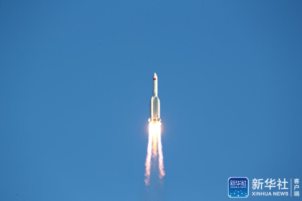 ↑5月5日,为我国载人空间站工程研制的长征五号B运载火箭在海南文昌首飞成功,正式拉开我国载人航天工程“第三步”任务的序幕。新华社发(屠海超 摄) 49021588693512.jpg