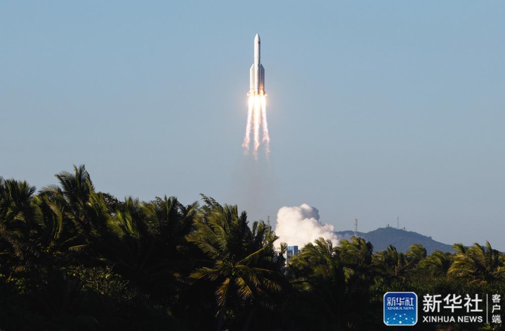 ↑5月5日,为我国载人空间站工程研制的长征五号B运载火箭在海南文昌首飞成功,正式拉开我国载人航天工程“第三步”任务的序幕。新华社记者 杨冠宇 摄 65651588693554.jpg