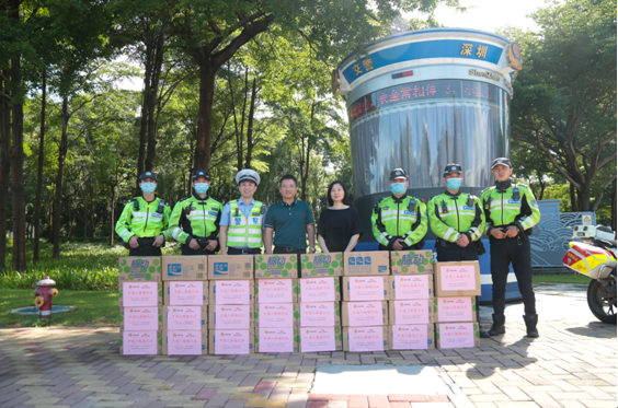 护航盛夏\＂警\＂色 人民保险\＂送清凉\＂