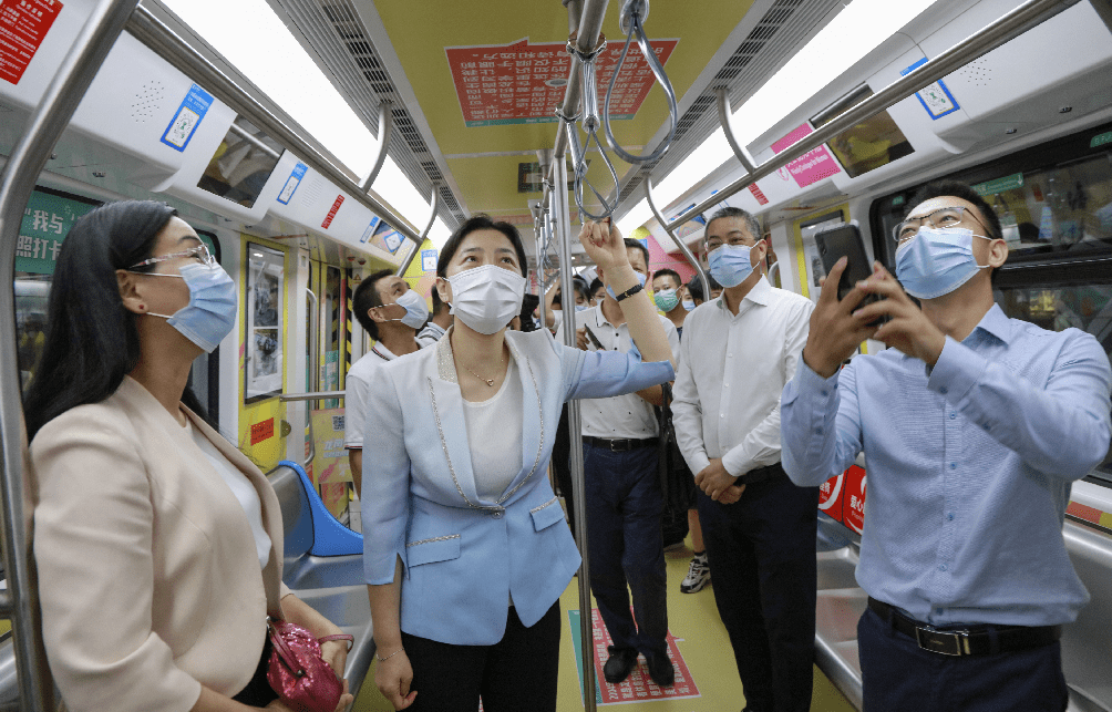 深圳地铁3号线火了!“彩虹”车厢刷爆朋友圈 _深圳24小时_深新闻_奥一网