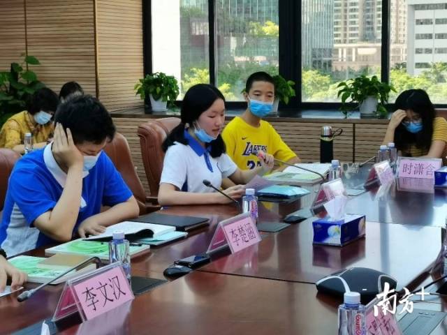 深圳少年出书致敬特区40年 数百万字作品展现惊人创造力