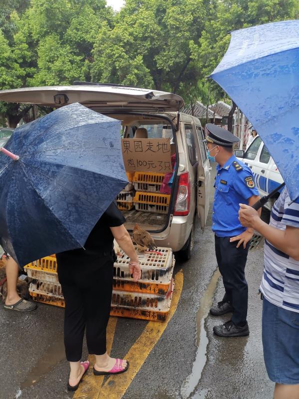 8月1日,燕罗街道执法队员在塘下涌平福路巡查时,发现有一辆小型面包车