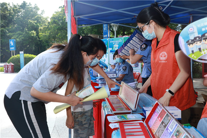 航城禁毒社工现场展示宣传禁毒知识