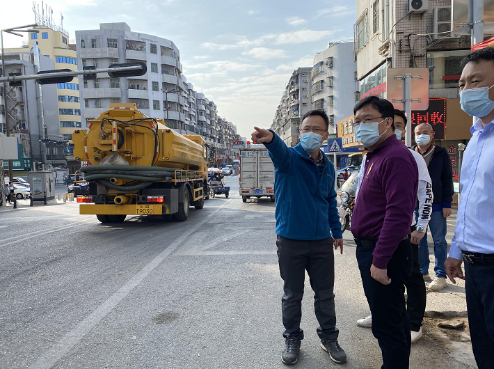 坂田街道党工委书记张志华周末两天先后到新雪,五和,坂田,南坑,象角塘