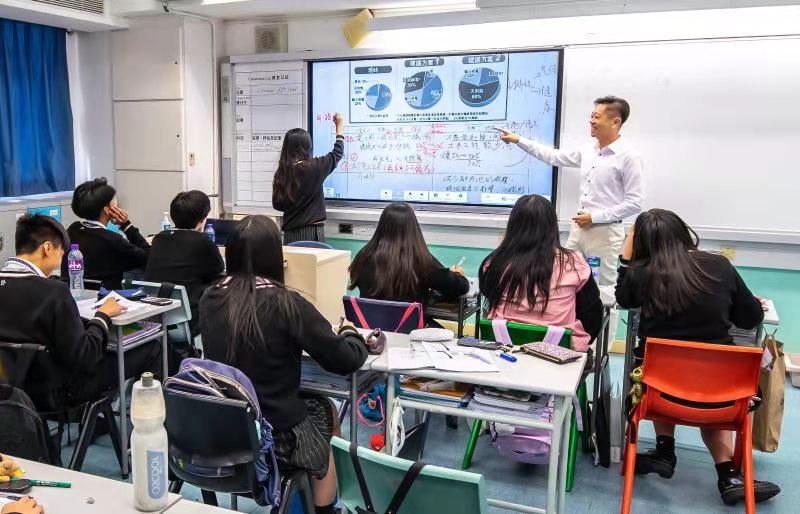 是一所對內地,香港,臺灣,澳門學生均全面放開招生的融合型學校,學校為