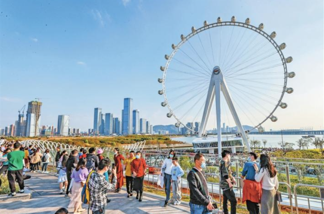 阳光、海风、摩天轮……欢乐港湾滨海文化公园人流如织，成为市民结伴出行的打卡地。深圳特区报记者 何龙 摄