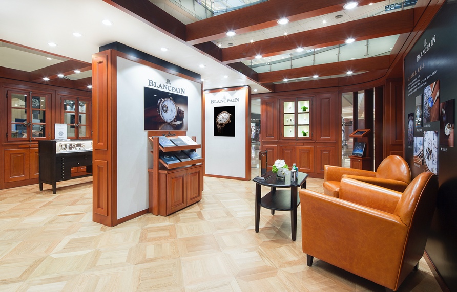 地板上摆放着各种家具的房间中度可信度描述已自动生成