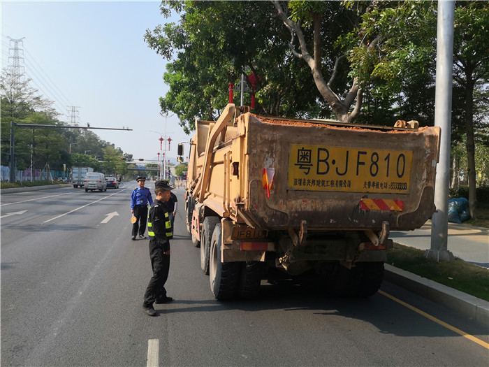 執法亮劍 燕羅街道整治違法泥頭車_深圳街坊_深新聞_奧一網